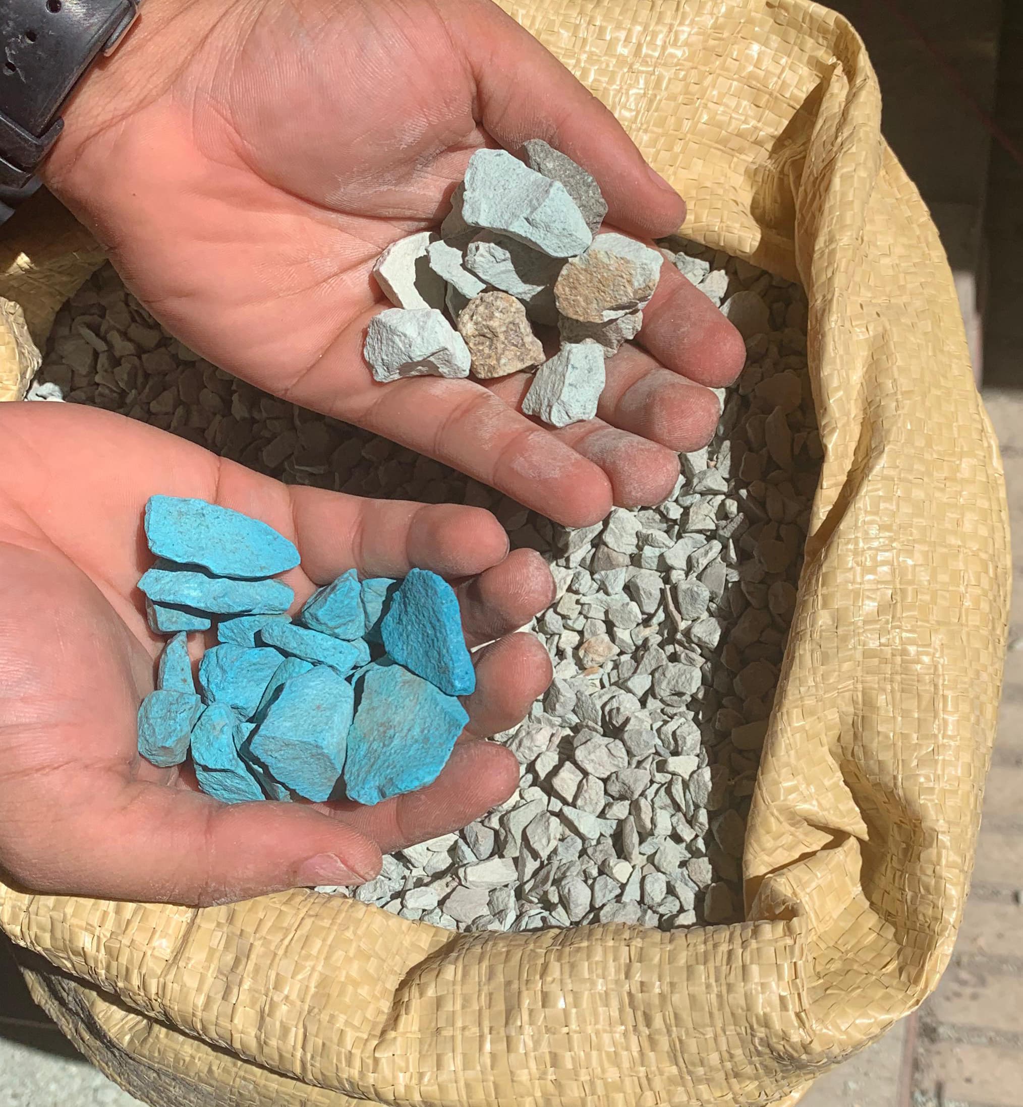 Zeolita teñida con pigmentos naturales: Mineral mágico que embellece el entorno.